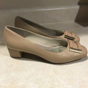 Easy Spirit Low Heel Beige Size 8 1/2 W